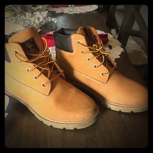 Timberland boys boots size 4.
